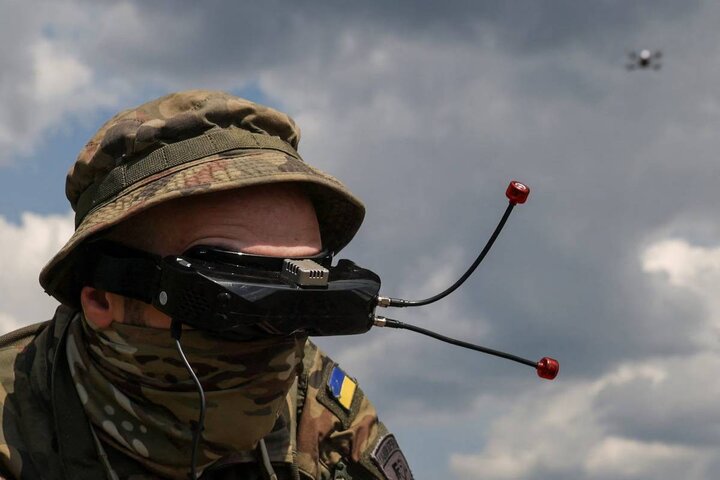 ببینید | ترفند دور از انتظار سرباز روسیه برای مبارزه با پهپاد انتحاری اوکراین!