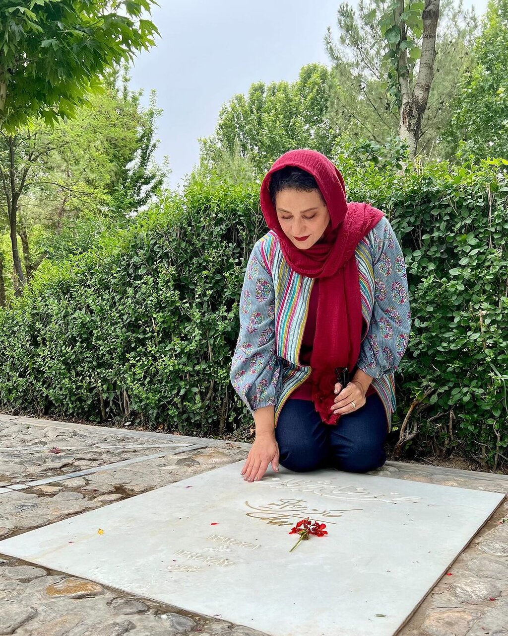 عکسهای خانم بازیگر در مزار استاد شجریان