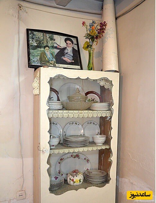 عکس | بوفه دکوری خانه پدری رهبر انقلاب با ظروف چینی گلدار