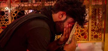 عکس | واکنش یک دختربچه به اشک‌های پدرش در عزاداری شب سوم محرم