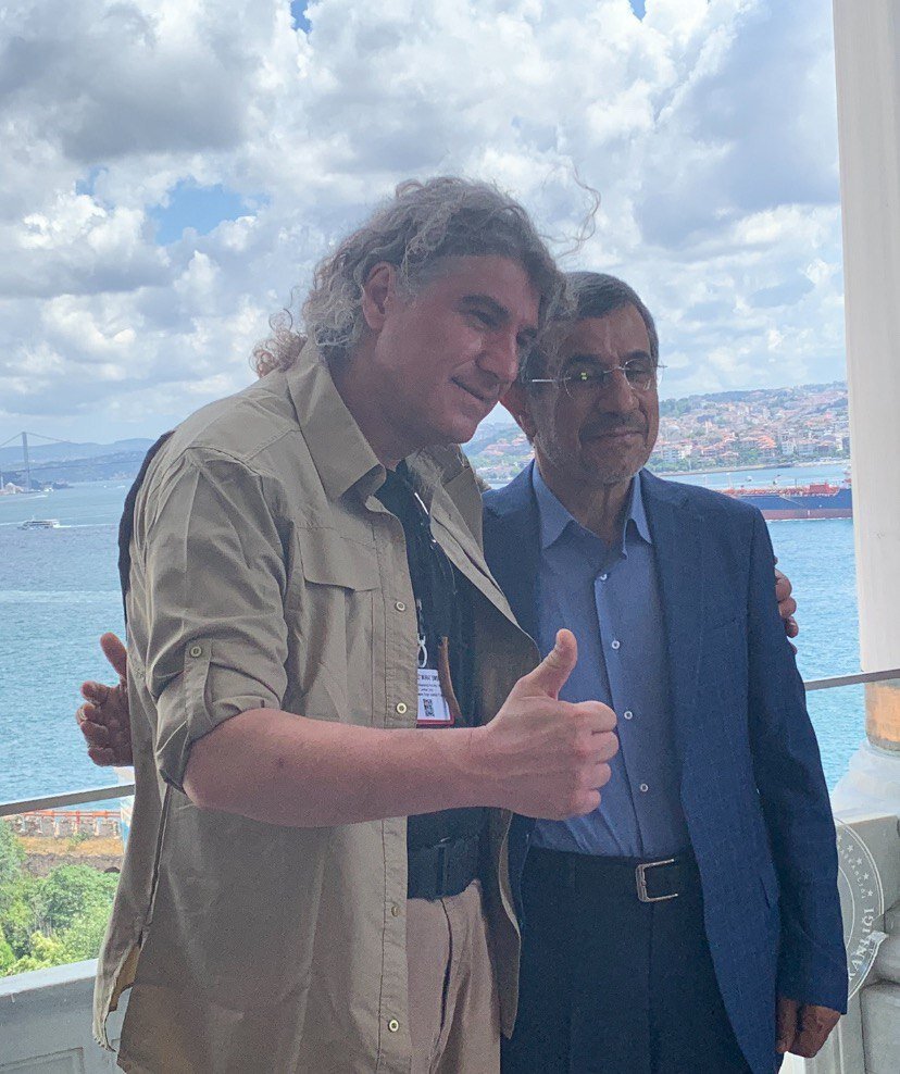 عکس یادگاری احمدینژاد با مردم در ترکیه