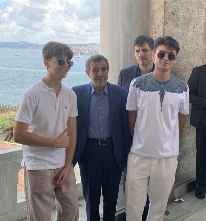 عکس یادگاری احمدینژاد با مردم در ترکیه