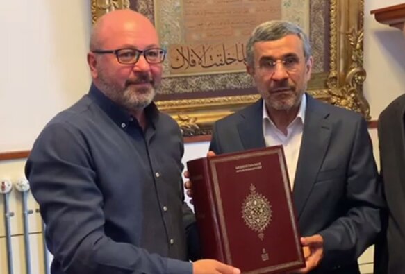 هدیه متفاوت یک مقام ترکیهای به احمدی نژاد / عکس