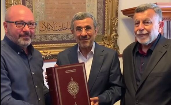 هدیه متفاوت یک مقام ترکیهای به احمدی نژاد / عکس