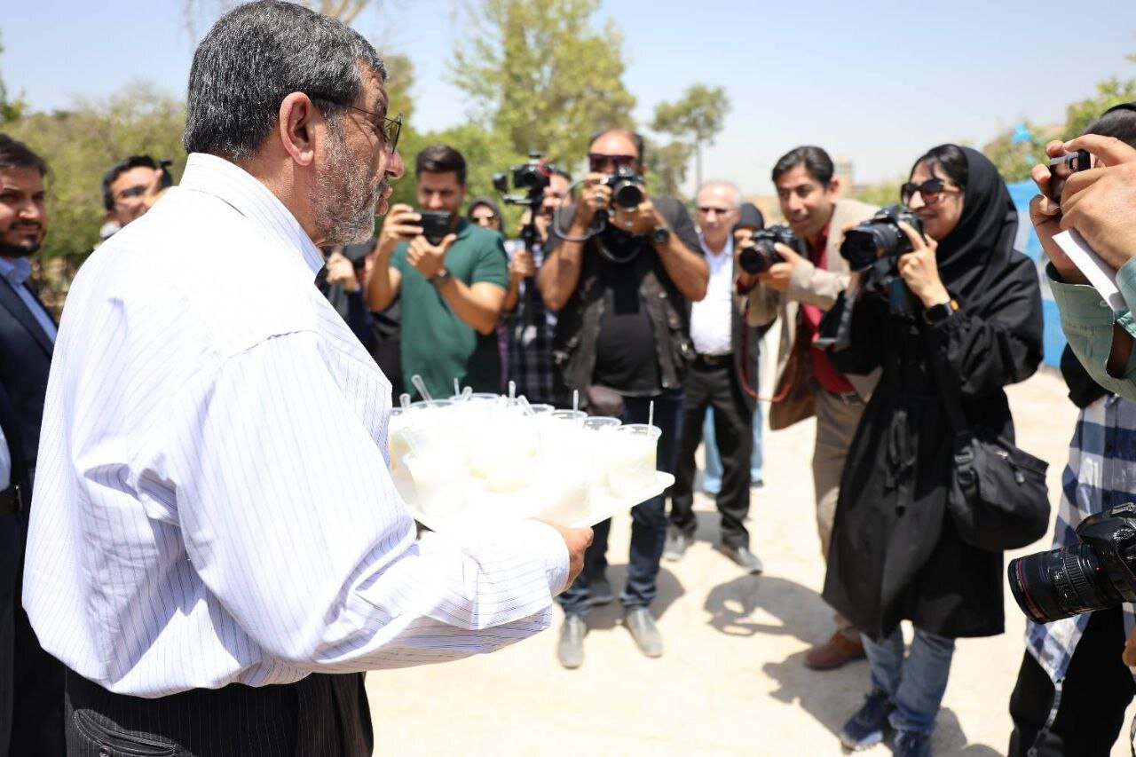عذرخواهی ضرغامی از خبرنگاران با فالوده شیرازی/ عکس
