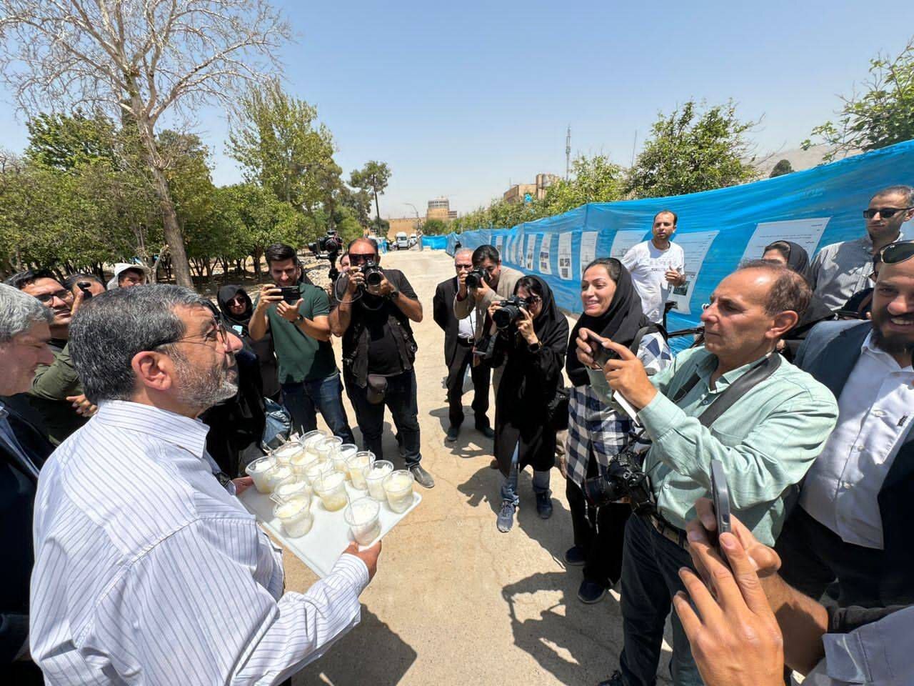 عذرخواهی ضرغامی از خبرنگاران با فالوده شیرازی/ عکس