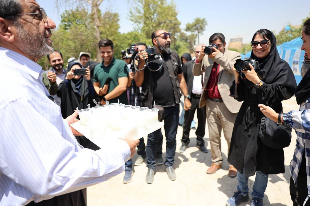 عذرخواهی ضرغامی از خبرنگاران با فالوده شیرازی/ عکس