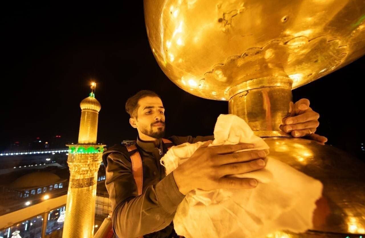 تصاویر | تصاویر جالبی از شست‌وشوی گنبد حرم امام حسین(ع)