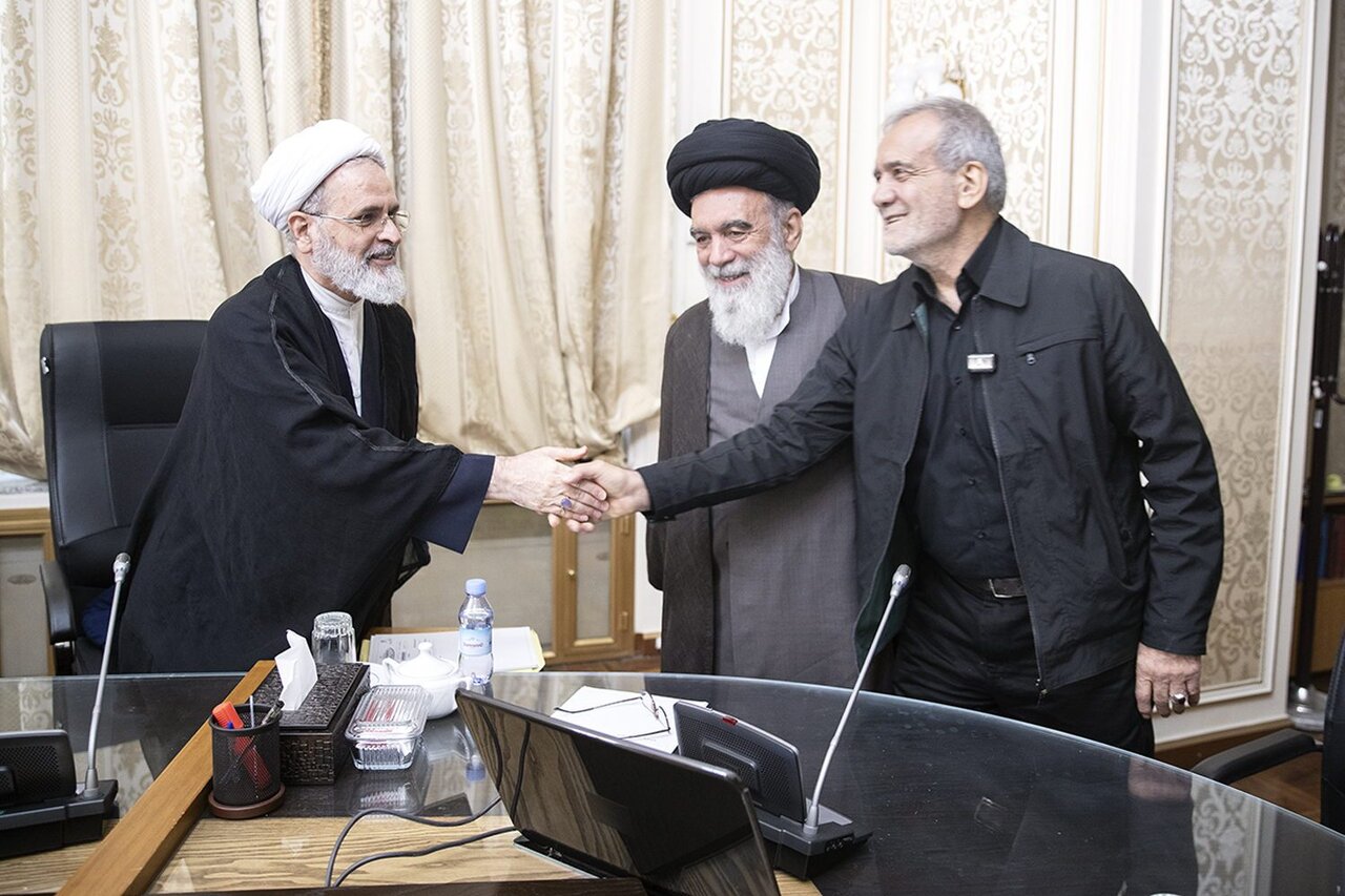 تصاویری از حضور پزشکیان در شورای نگهبان و احوالپرسی با جنتی 8