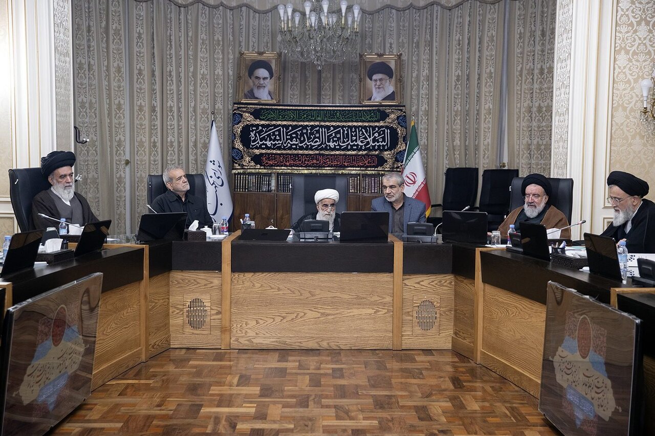 تصاویری از حضور پزشکیان در شورای نگهبان و احوالپرسی با جنتی 10