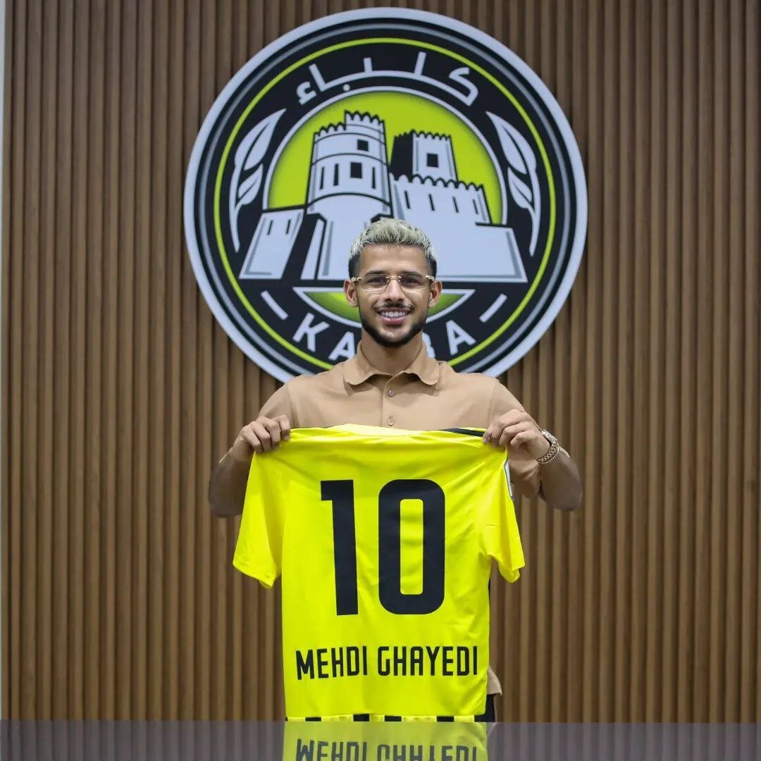 عکس | تغییر استایل مهدی قایدی در مراسم تمدید قرارداد؛ موهای زرد و ...