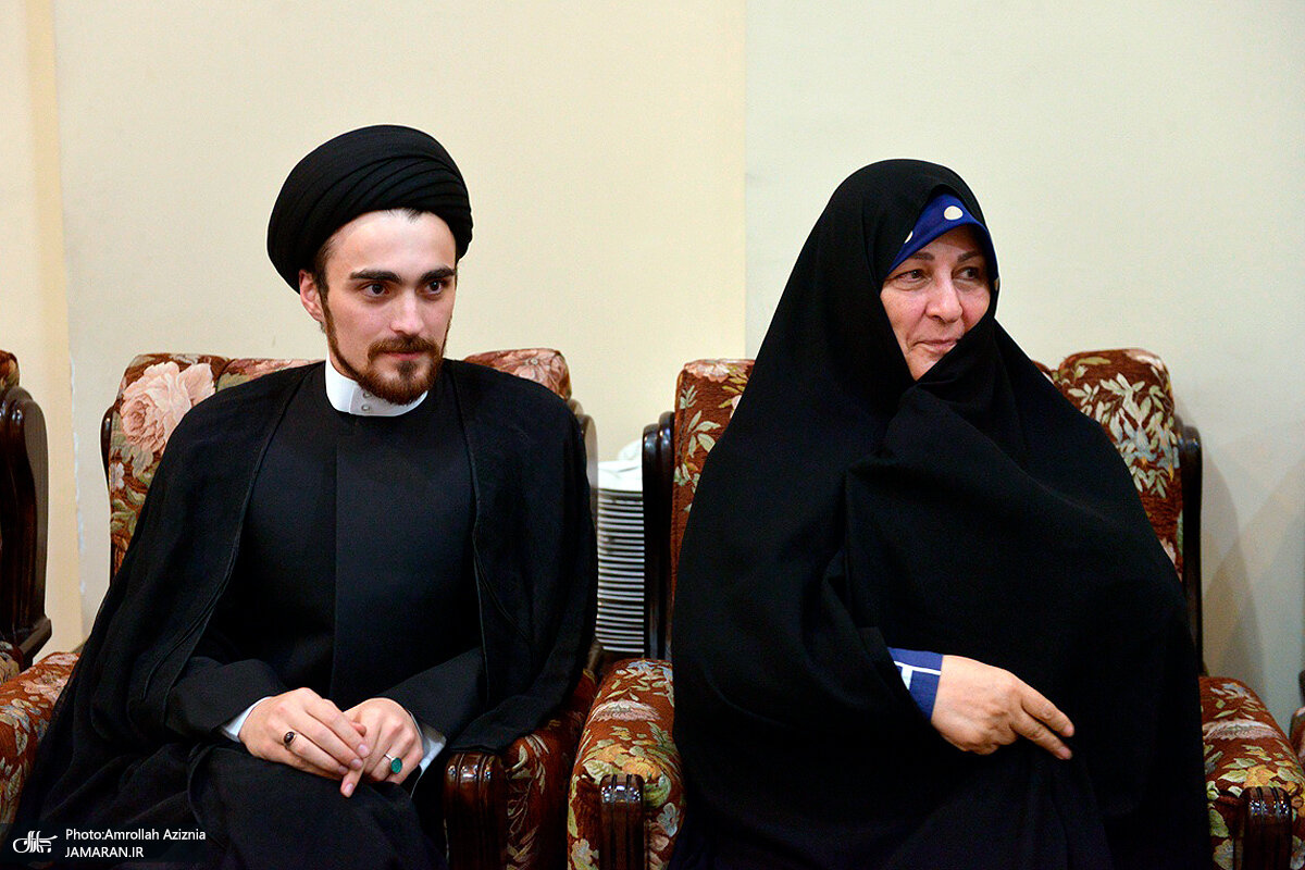 عکسی از احمد خمینی در کنار مادربزرگش