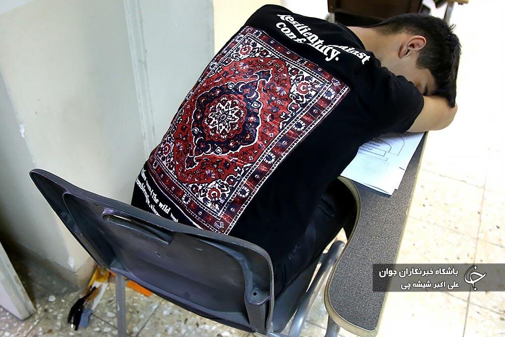 خوابیدن جالب کنکوریها سر جلسه آزمون/ عکس