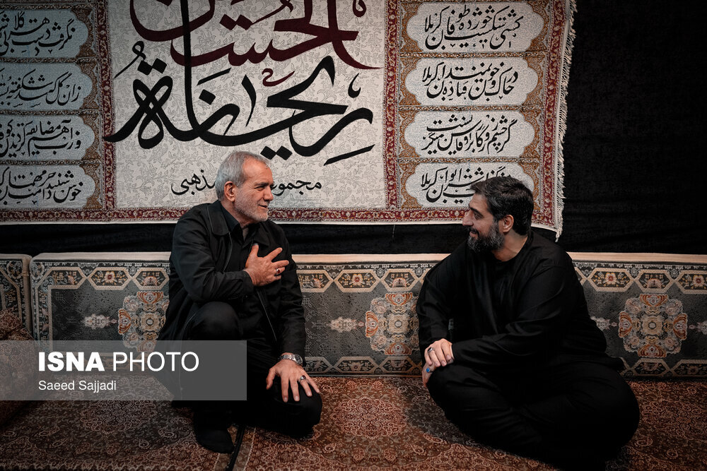 عکسی از اشک ریختن مسعود پزشکیان در مراسم عزاداری هیات ریحانه الحسین