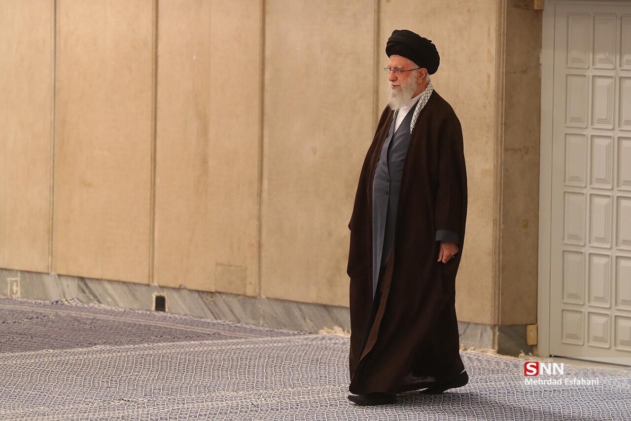 ببینید | نوای حیدر حیدر در لحظه ورود رهبر و پزشکیان به حسینیه امام خمینی (ره)