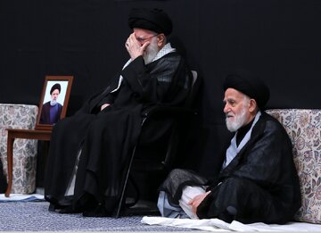 عکسی از دوست دوران طلبگی رهبر انقلاب در مراسم عزاداری حسینیه امام خمینی / چرا این روحانی مورد احترام رهبری است؟