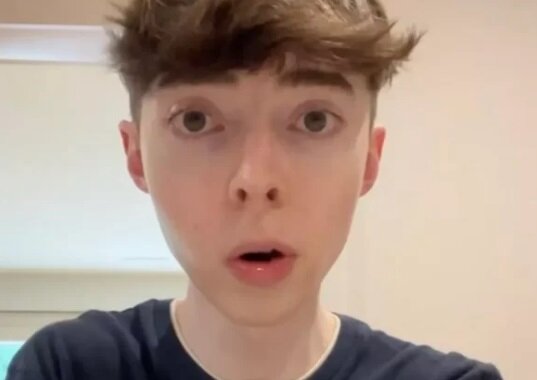 مرد ۳۵ سالهای که شبیه نوجوانان ۱۵ ساله است/ عکس