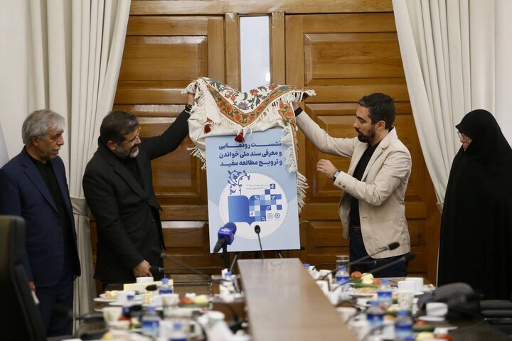 دولت موظف به فراهمسازی زمینههای تغییر نظام فرهنگی متناسب با اولویتها، نظام ارزشی و هنجاری است