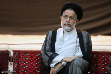 عکسی از صحبت های درگوشی وزیر روحانی و سیدیاسر خمینی عکسی از صحبت های درگوشی وزیر روحانی و سیدیاسر خمینی