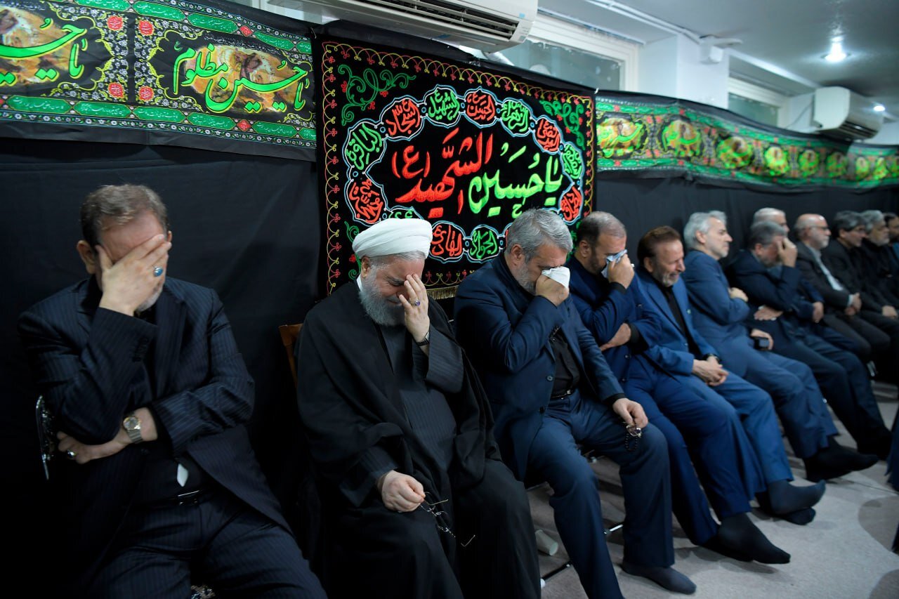 عکس | گریه شدید حسن روحانی در مراسم عزاداری تاسوعا