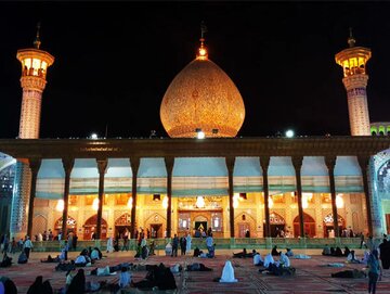 عکس مردی که در شاهچراغ بخاطر او تیر هوایی شلیک شد /تابناک: مراسم حرم شاهچراغ در حال انجام است