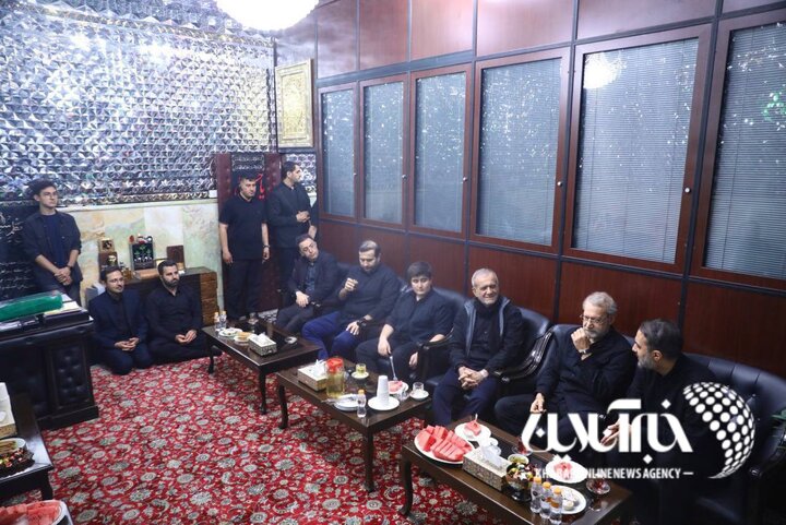 حضور مسعود پزشکیان و علی لاریجانی در شب تاسوعا در هیئت ریحانه النبی