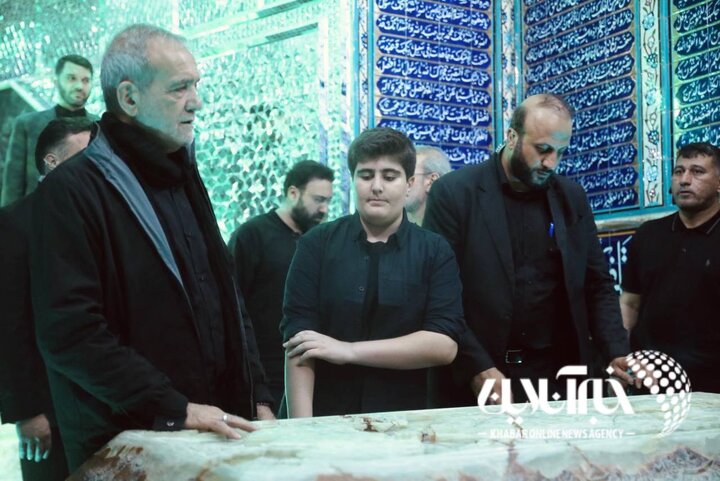 حضور مسعود پزشکیان و علی لاریجانی در شب تاسوعا در هیئت ریحانه النبی
