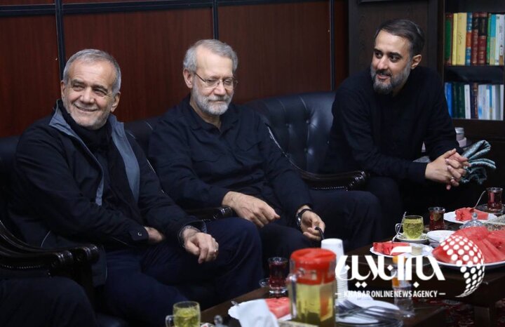 حضور مسعود پزشکیان و علی لاریجانی در شب تاسوعا در هیئت ریحانه النبی