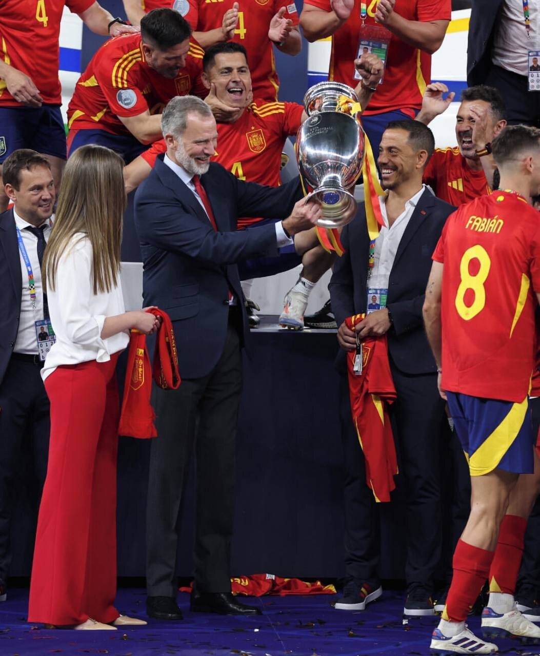 عکس | پادشاه اسپانیا و دخترش در جشن قهرمانی یورو 2024