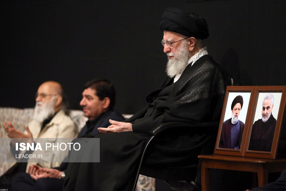 عکسی از گریه های رهبر انقلاب در شب تاسوعای حسینی /سردار قاآنی در کنار عکس حاج قاسم