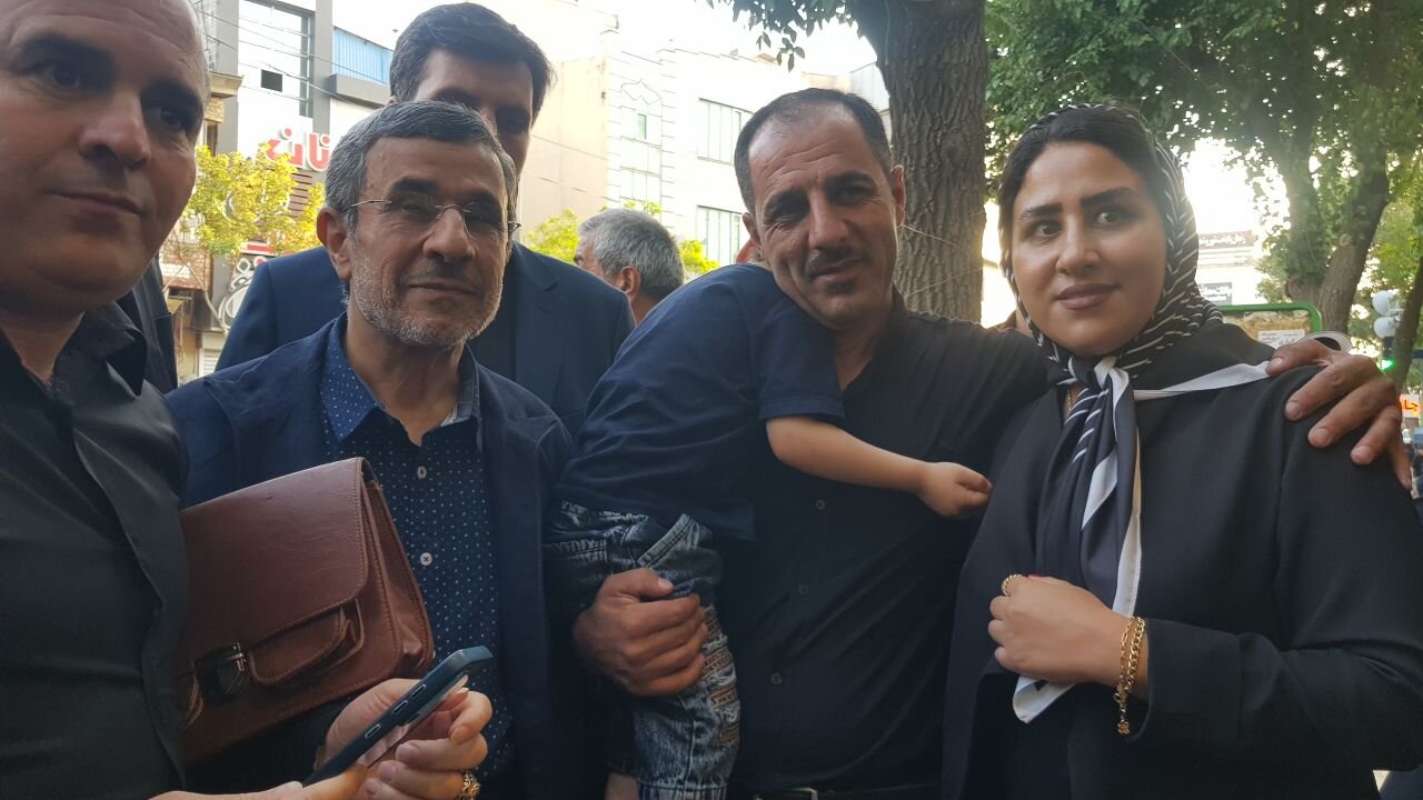 احمدی‌نژاد به زنجان رفت+تصاویر