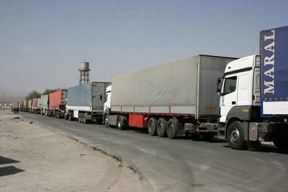 ببینید | زمین گیر شدن بیش از  ۴۰۰ کامیون ایرانی در خاک افغانستان