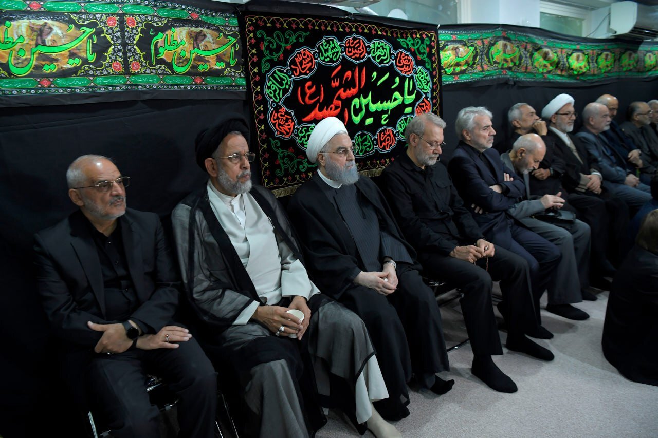 تصاویر | عزاداری شانه‌به‌شانه حسن روحانی و علی لاریجانی؛ برگزاری آخرین روز مراسم عزاداری حضرت عبدالله الحسین(ع) در دفتر روحانی