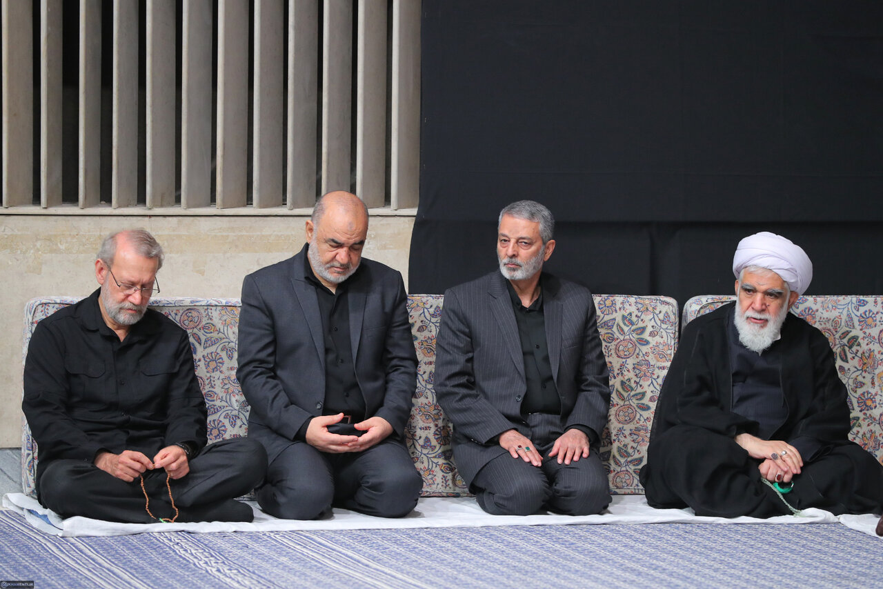 تصویری از علی لاریجانی در کنار سردار سلامی در مراسم شب عاشورای بیت رهبری