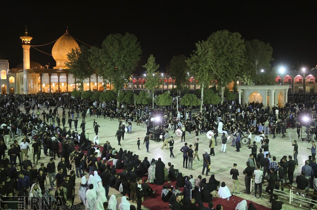 ببینید | تصاویری از عزاداری شب عاشورای حسینی در حرم شاهچراغ شیراز