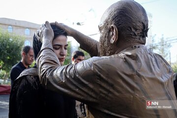 عکس | قاب‌هایی از حضور دختران جوان در  آئین گل مالی لرستانی‌های مقیم تهران