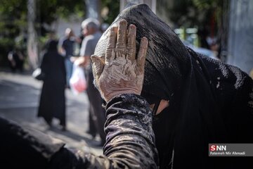 عکس | قاب‌هایی از حضور دختران جوان در  آئین گل مالی لرستانی‌های مقیم تهران