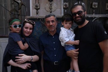عکس های یادگاری مردم با احمدی نژاد در حاشیه مراسم روز عاشورا در میدان ۷۲ نارمک تهران