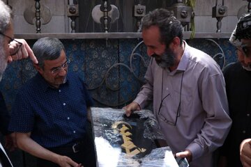 عکس های یادگاری مردم با احمدی نژاد در حاشیه مراسم روز عاشورا در میدان ۷۲ نارمک تهران