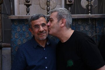 عکس های یادگاری مردم با احمدی نژاد در حاشیه مراسم روز عاشورا در میدان ۷۲ نارمک تهران