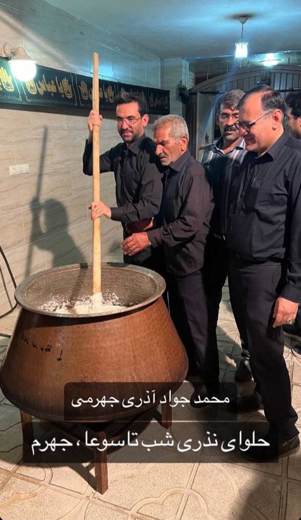 عکس | آذری جهرمی در حال هم زدن حلوای نذری شب تاسوعا