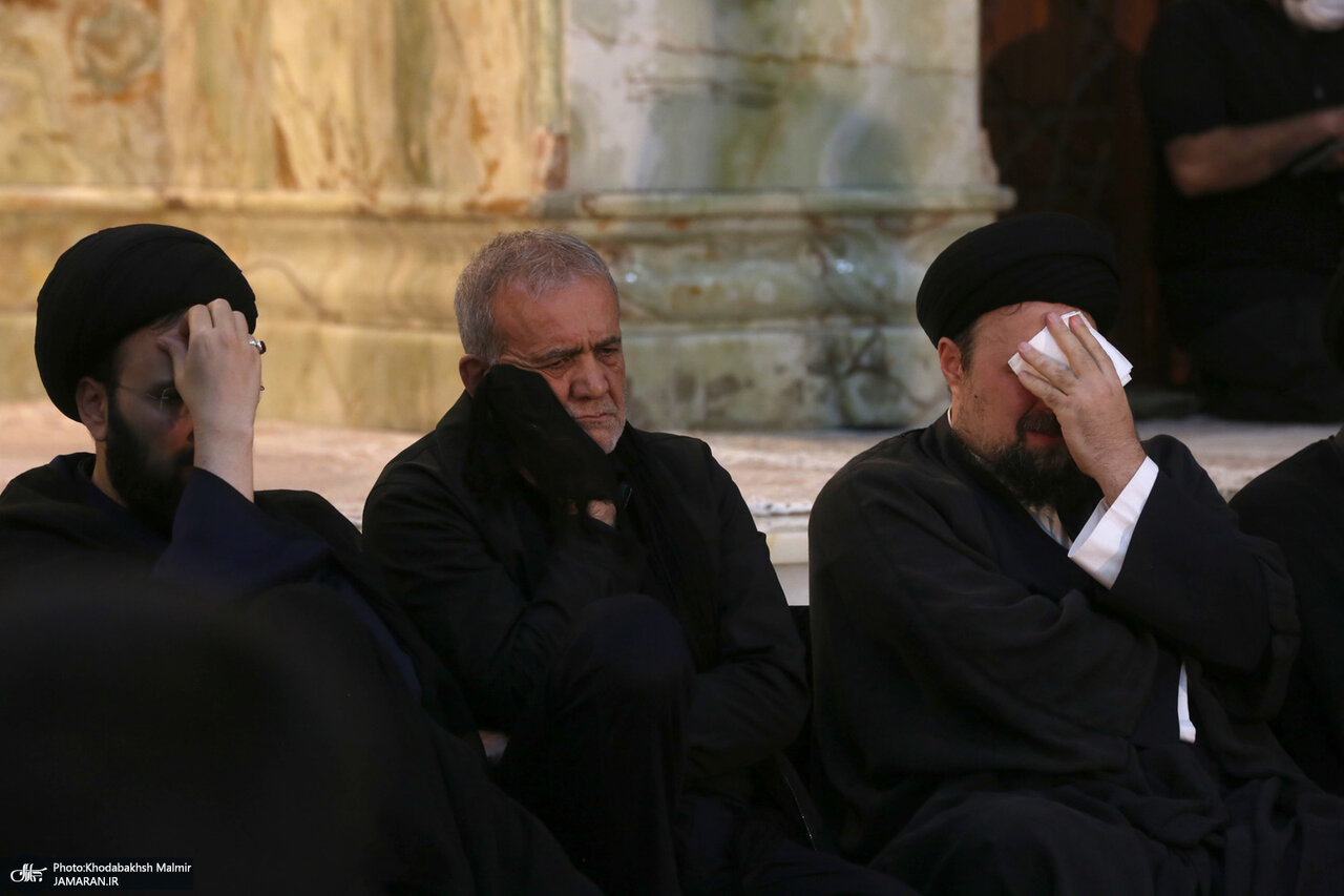 تصاویری از گریه های پزشکیان و سیدحسن خمینی در شب عاشورا /سیدیاسر و سیدعلی خمینی هم بودند
