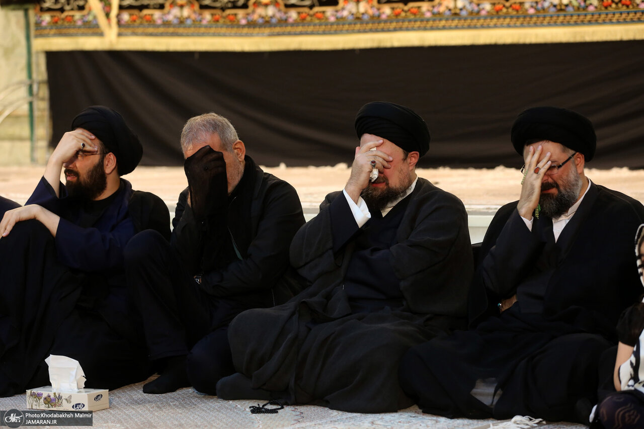 تصاویری از گریه های پزشکیان و سیدحسن خمینی در شب عاشورا /سیدیاسر و سیدعلی خمینی هم بودند