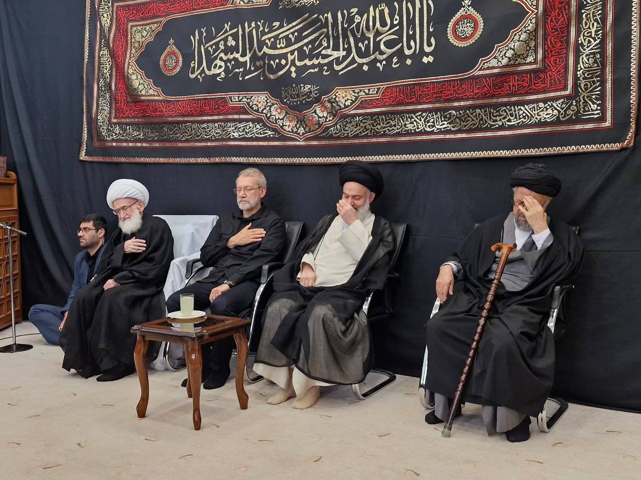 تصویری از سینه زنی علی لاریجانی در بیت آیت الله نوری همدانی و آیت الله شهرستانی