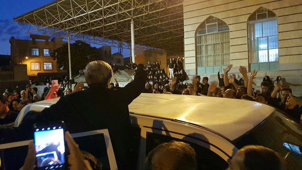 سلفی احمدی نژاد با مردم در امامزاده سید ابراهیم زنجان+ عکس