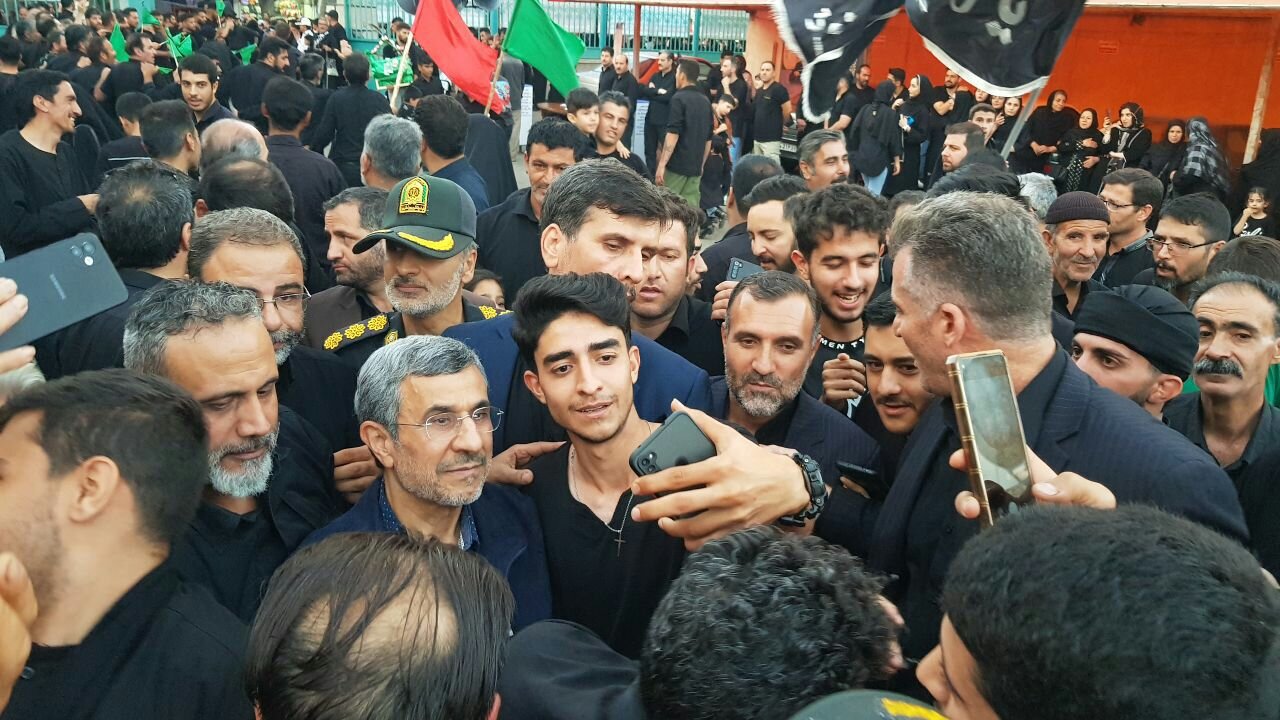 سلفی احمدی نژاد با مردم در امامزاده سید ابراهیم زنجان+ عکس