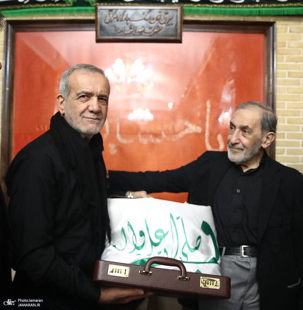 عکس | هدیه علیاکبر ولایتی در یک کیف سامسونت چرمی به رئیسجمهور منتخب