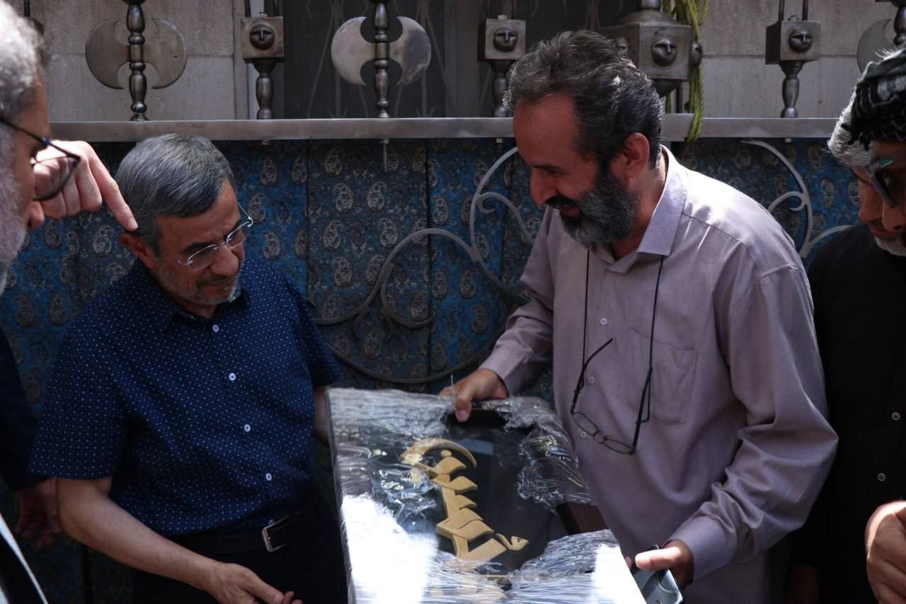 تصاویر | بوسه یک شهروند بر صورت احمدی‌نژاد در حاشیه عزاداری روز عاشورا