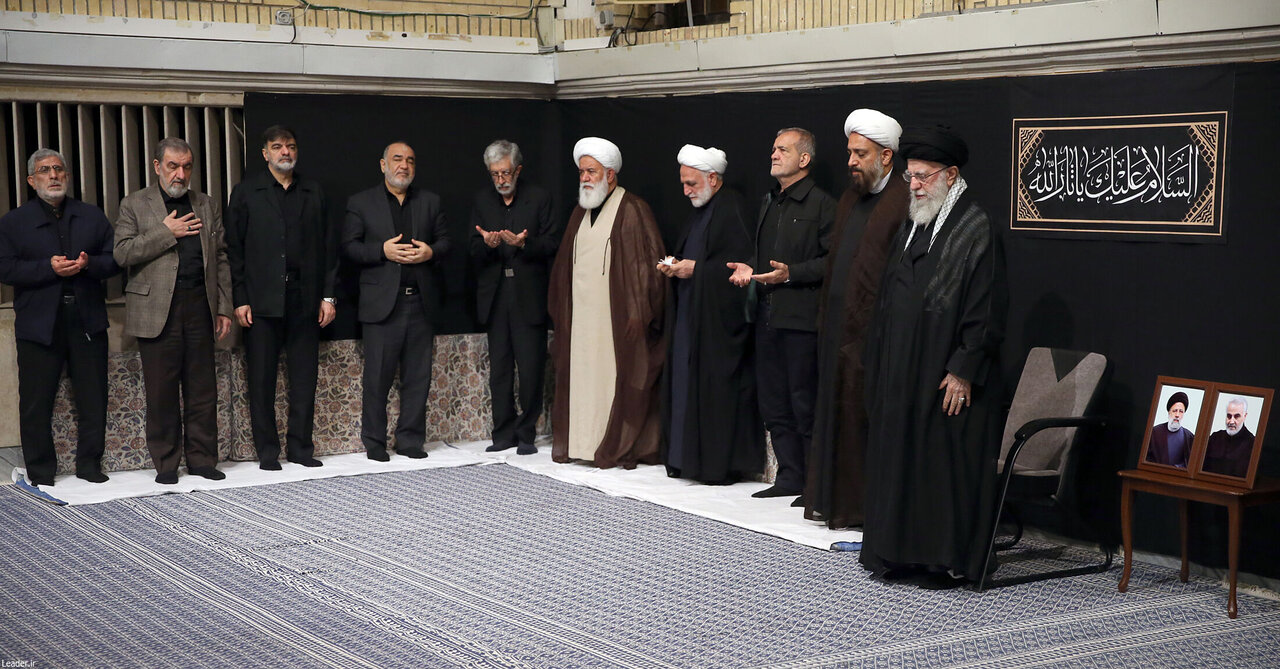 تصاویری از چهره غمگین رهبر انقلاب، پزشکیان و محسنی اژه ای در مراسم بیت رهبری