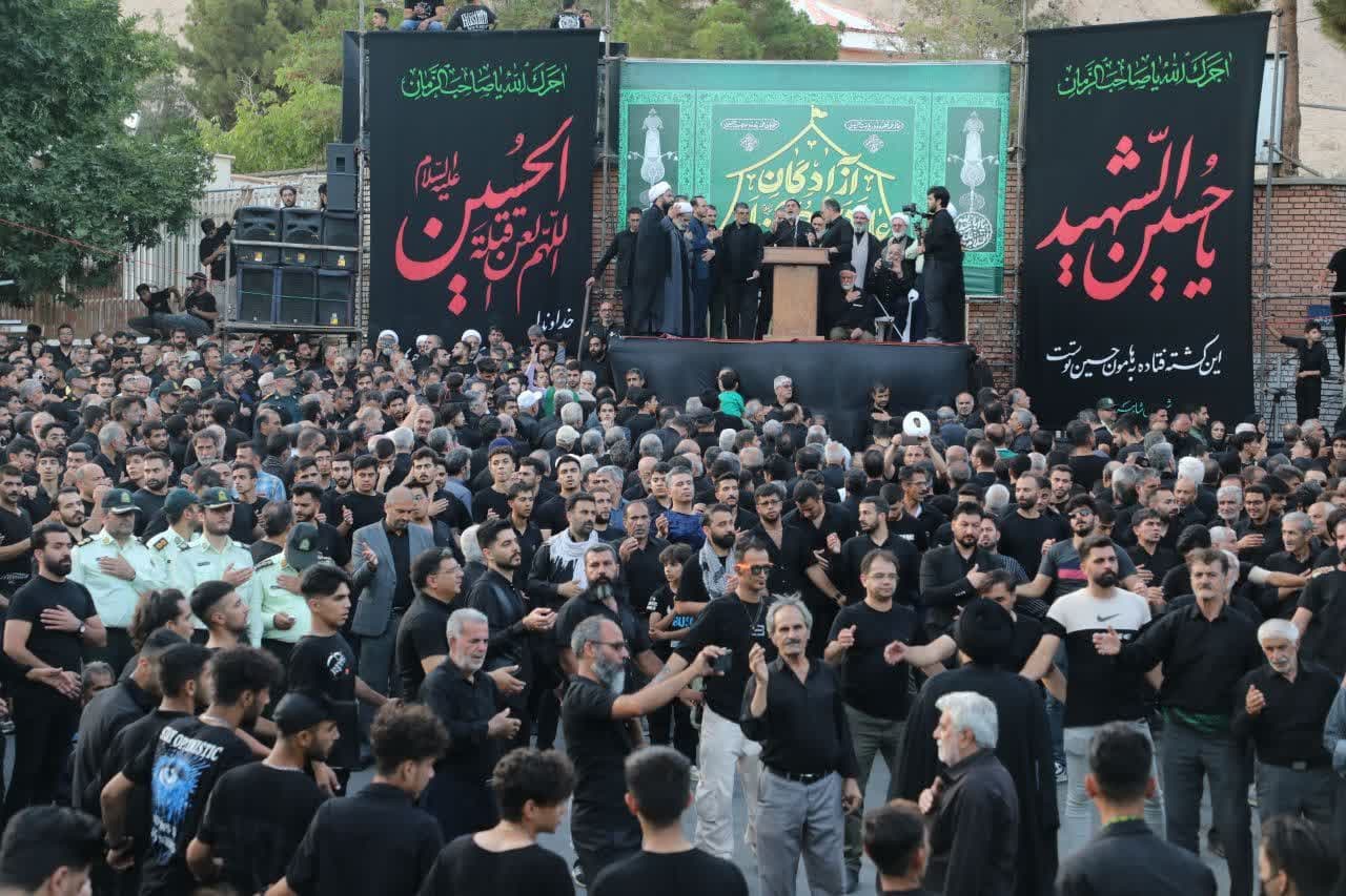 آیین نخلگردانی عزاداران شاهرودی در یازدهمین روز ماه محرم